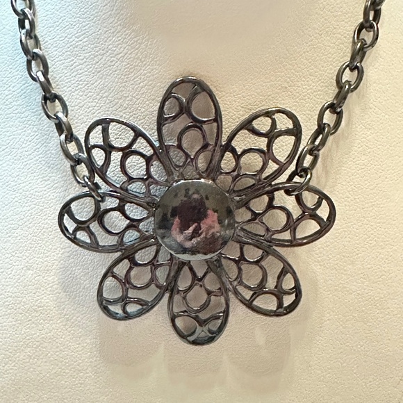 2/$15 Gunmetal Gray Flower w/Cut Outs Stationary on Chain Vintage - Picture 3 of 12